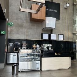 El Courtyard Las Condes tiene espacios amplios para compartir en grupo, varias terrazas y toques de color por todos lados. 