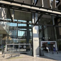 El Courtyard Las Condes tiene espacios amplios para compartir en grupo, varias terrazas y toques de color por todos lados. 