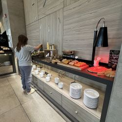 El Courtyard Las Condes tiene espacios amplios para compartir en grupo, varias terrazas y toques de color por todos lados. 