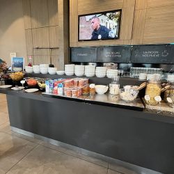 El Courtyard Las Condes tiene espacios amplios para compartir en grupo, varias terrazas y toques de color por todos lados. 