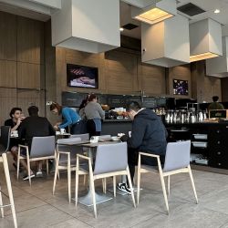 El Courtyard Las Condes tiene espacios amplios para compartir en grupo, varias terrazas y toques de color por todos lados. 