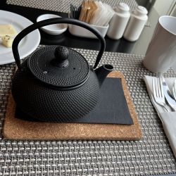 El Courtyard Las Condes tiene espacios amplios para compartir en grupo, varias terrazas y toques de color por todos lados. 