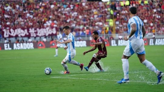 Argentina v Venezuela, rain, football