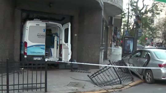 Una ambulancia embistió un auto y se incrustó contra un edificio en Recoleta: hay 6 heridos