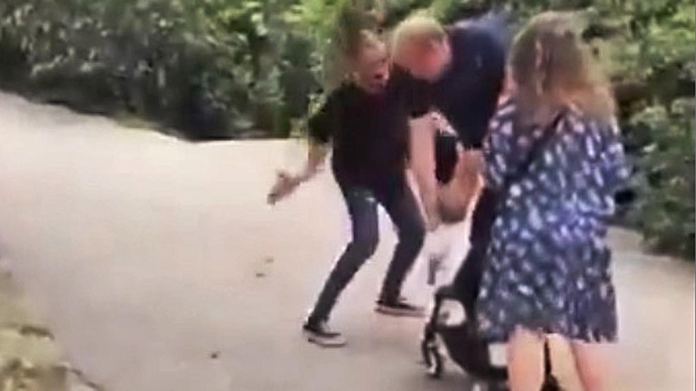 Un hombre golpeó a una beba después de discutir con sus padres en un parque en Cataluña