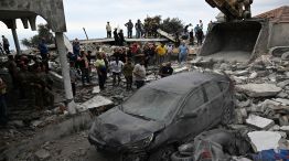 20241012 La gente inspecciona los daños en el lugar de un ataque aéreo israelí en la aldea de Maaysra, en el Monte Líbano