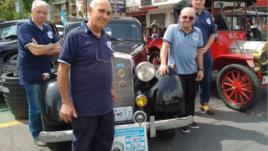 Lanús oeste fue la sede de una gran exhibición de autos antiguos