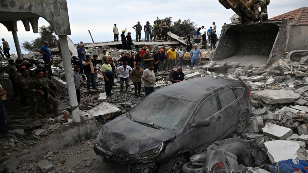 20241012 La gente inspecciona los daños en el lugar de un ataque aéreo israelí en la aldea de Maaysra, en el Monte Líbano