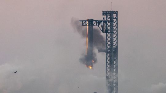 El inmenso cohete impulsor de SpaceX, recuperado en la torre de Boca Chica: una hazaña colosal de los ingenieros de Musk.