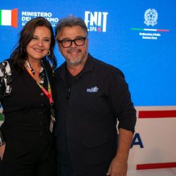 Verónica Morello, titular de Enit Argentina, promocionó las bondades del turismo de raíces en la FIT junto a Donato de Santis y Mike Amigorena. 