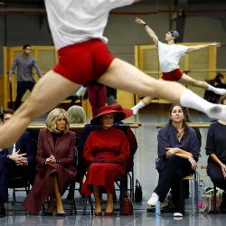 La reina Matilde de Bélgica y la primera dama francesa Brigitte Macron asisten a una clase de baile durante su visita a la ópera Palais Garnier. Foto de Sarah Meyssonnier / AFP | Foto:AFP