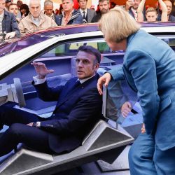 El presidente francés, Emmanuel Macron, se sienta a bordo de un concept car Peugeot Inception mientras visita el stand de Stellantis en el Salón del Automóvil de París. Foto de Ludovic MARIN / AFP | Foto:AFP