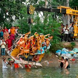 Una grúa sobre orugas para sumergir un ídolo de la deidad hindú Durga en un río, durante las celebraciones para conmemorar el festival 'Durga Puja' en Amritsar. Foto de Narinder NANU / AFP | Foto:AFP