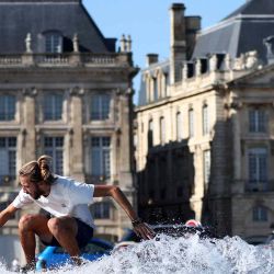 El atleta francés Gauthier Vandekerckhove practica skimboard en el espejo de agua de Burdeos. Foto ROMAIN PERROCHEAU / AFP | Foto:AFP