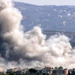 Nube de humo que surge tras un ataque aéreo israelí en la aldea de Deir Qanoun. Foto de Kawnat HAJU / AFP | Foto:AFP