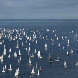 Una vista aérea muestra los barcos de vela pasando por el faro de la Victoria durante la 56ª Regata de Vela Barcolana. Foto de Tiziana FABI / AFP | Foto:AFP