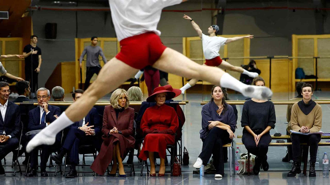 La reina Matilde de Bélgica y la primera dama francesa Brigitte Macron asisten a una clase de baile durante su visita a la ópera Palais Garnier. Foto de Sarah Meyssonnier / AFP | Foto:AFP