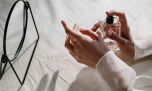 Según una experta, dónde debés aplicarte perfume para que deje huella y dure todo el día