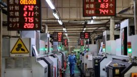 Un empleado trabaja en una línea de producción de anillos de pistón de aluminio en una fábrica que produce piezas de automóviles en Binzhou, China. Foto de AFP