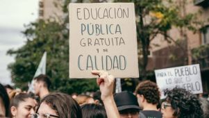 Carteles en la marcha universitaria