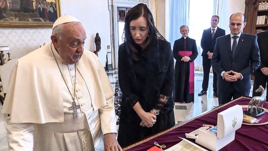 Victoria Villarruel visitó al papa Francisco: cumplió con el dress code del Vaticano y usó la mantilla de su abuela