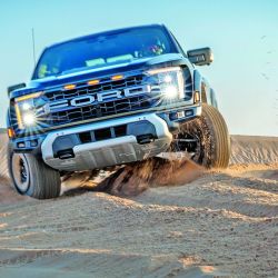 La F-150 Raptor es la pick-up más extrema de Ford en nuestro país, con capacidades off-road para superar terrenos complicados. Dispone de cuatro sistemas de tracción, siete modos de conducción y altísimos niveles de seguridad.