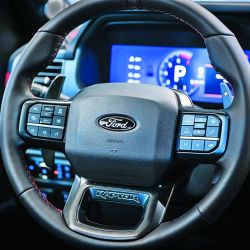 La F-150 Raptor es la pick-up más extrema de Ford en nuestro país, con capacidades off-road para superar terrenos complicados. Dispone de cuatro sistemas de tracción, siete modos de conducción y altísimos niveles de seguridad.
