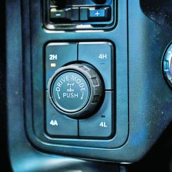 La F-150 Raptor es la pick-up más extrema de Ford en nuestro país, con capacidades off-road para superar terrenos complicados. Dispone de cuatro sistemas de tracción, siete modos de conducción y altísimos niveles de seguridad.