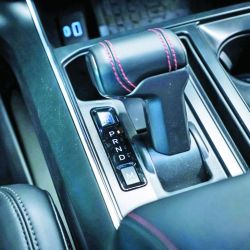La F-150 Raptor es la pick-up más extrema de Ford en nuestro país, con capacidades off-road para superar terrenos complicados. Dispone de cuatro sistemas de tracción, siete modos de conducción y altísimos niveles de seguridad.