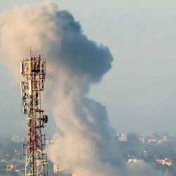 Columnas de humo se elevan desde el lugar de un ataque aéreo israelí en la aldea de Taybeh, en el sur del Líbano. Foto de AFP | Foto:AFP