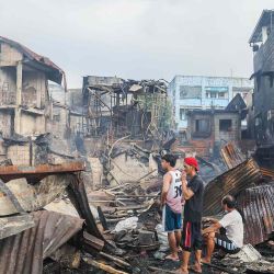 Residentes regresan a sus casas carbonizadas después de un incendio en un barrio marginal, en Manila, Filipinas. Foto de Xinhua/Rouelle Umali | Foto:Xinhua