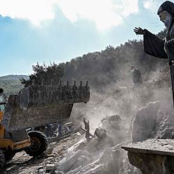 Una estatua del santo cristiano maronita del siglo XIX mientras una excavadora se mueve para limpiar escombros y desechos del lugar de un ataque aéreo israelí. Foto de JOSEPH EID / AFP | Foto:AFP