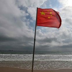 Una bandera china ondea al viento en una playa de la isla de Pingtan, el punto más cercano de China a la isla principal de Taiwán. Foto de ADEK BERRY / AFP | Foto:AFP
