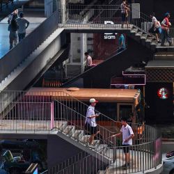 La gente cruza un puente peatonal sobre una calle en Bangkok. Foto de Lillian SUWANRUMPHA / AFP | Foto:AFP
