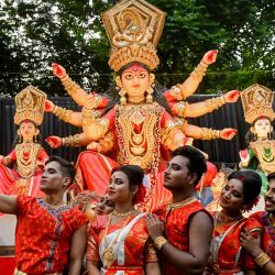 Los artistas toman fotografías cerca de un ídolo de la deidad hindú Durga. Foto de Dibyangshu SARKAR / AFP | Foto:AFP