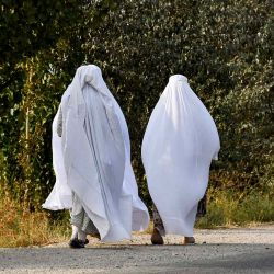 Mujeres afganas vestidas con burka caminan por una calle en el distrito de Balkh. Foto de Atif Aryan / AFP | Foto:AFP