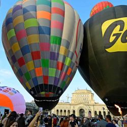 La gente toma fotografías mientras se encuentra bajo globos aerostáticos mientras se inflan en la Plaza de la República. Foto de KAREN MINASYAN / AFP | Foto:AFP