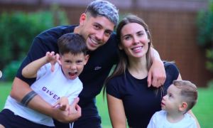 Federico Valverde y Mina Bonino con sus hijos.
