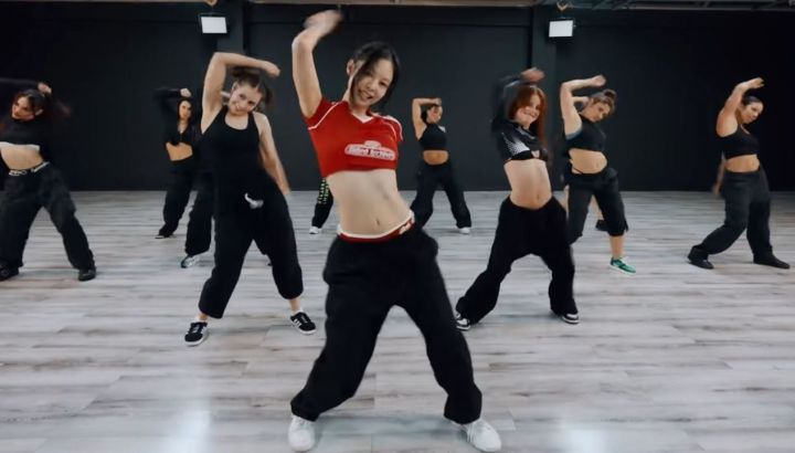 Jennie revela el vídeo de ensayo de la coreografía de su hit "Mantra" y su potente actuación se volvió viral