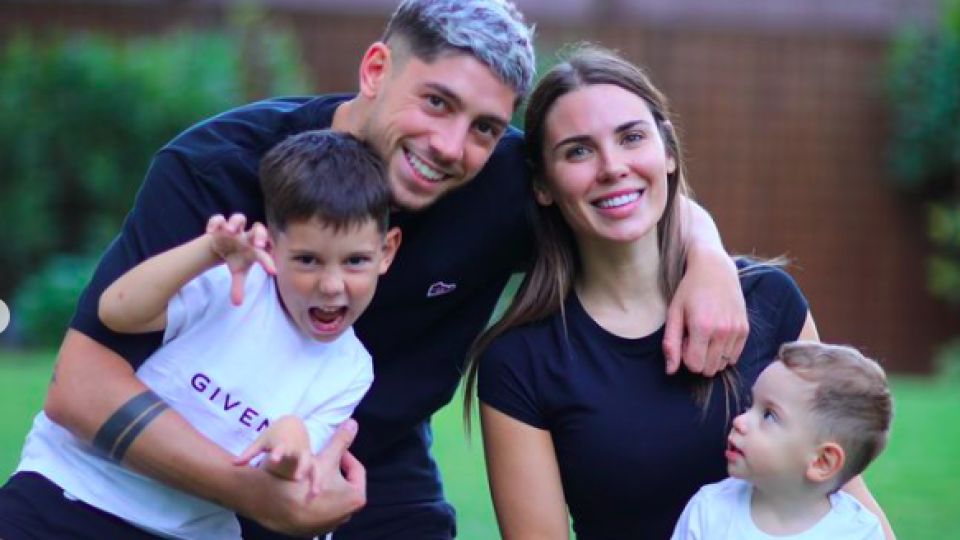Federico Valverde y Mina Bonino con sus hijos.
