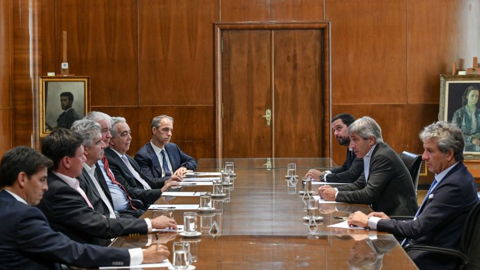 Luis Caputo se reunió con farmacéuticos.