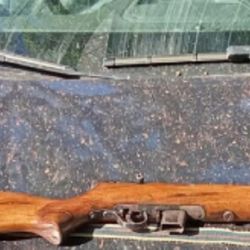 Una de las armas abandonadas por los cazadores furtivos que huyeron.