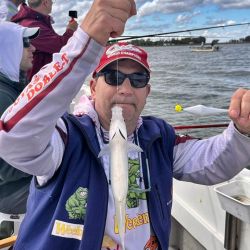 A diferencia de la salida anterior, a los pejes había que clavarlos. Estar desatento significaba no concretar la captura. 