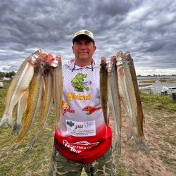 A diferencia de la salida anterior, a los pejes había que clavarlos. Estar desatento significaba no concretar la captura. 