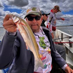 A diferencia de la salida anterior, a los pejes había que clavarlos. Estar desatento significaba no concretar la captura. 