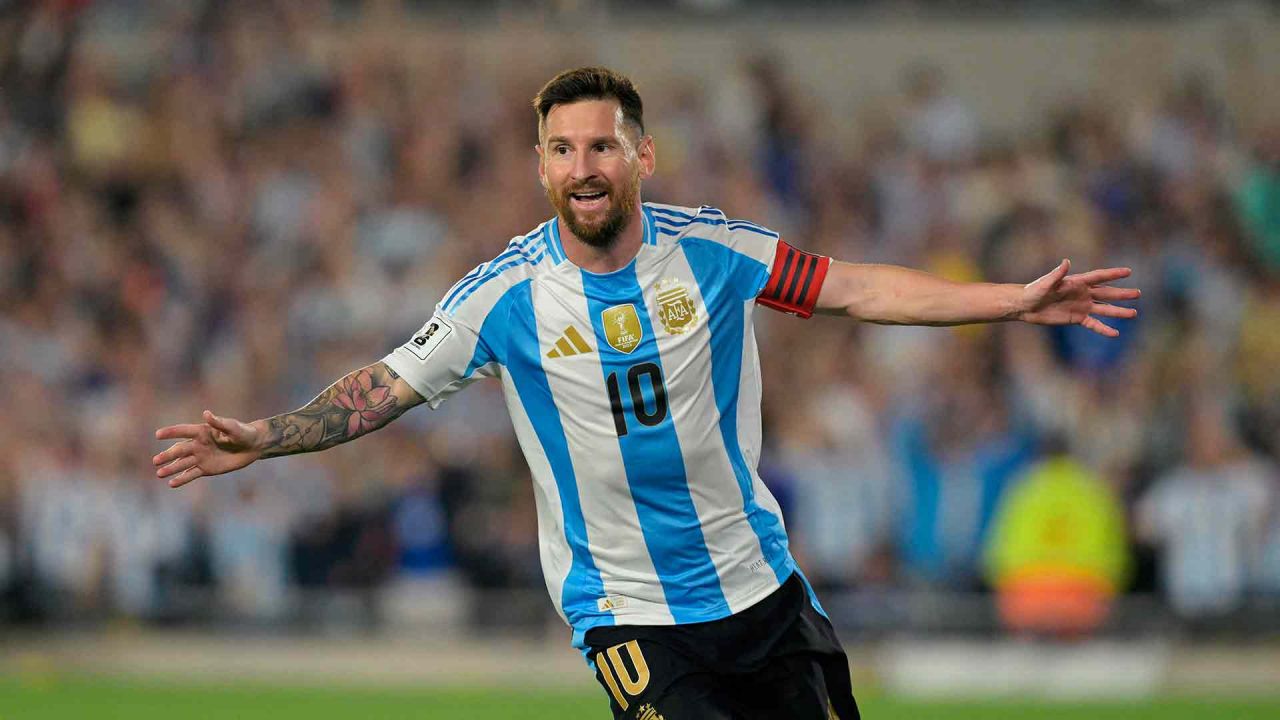 Lionel Messi celebra el gol durante el partido de fútbol de las eliminatorias sudamericanas de la Copa Mundial de la FIFA 2026 entre Argentina y Bolivia. Foto de JUAN MABROMATA / AFP | Foto:AFP