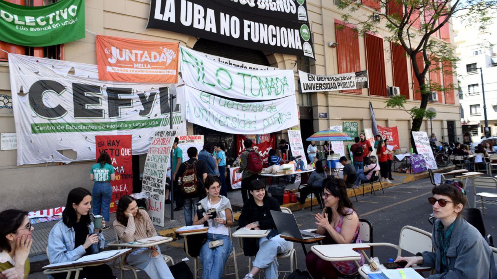 Clase pública por tomas en universidades