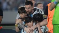 Lionel Messi junto a sus hijos