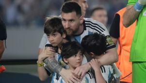 Lionel Messi junto a sus hijos