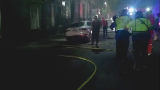 Un muerto, un herido y 50 evacuados en La Boca por un feroz incendio en un conventillo